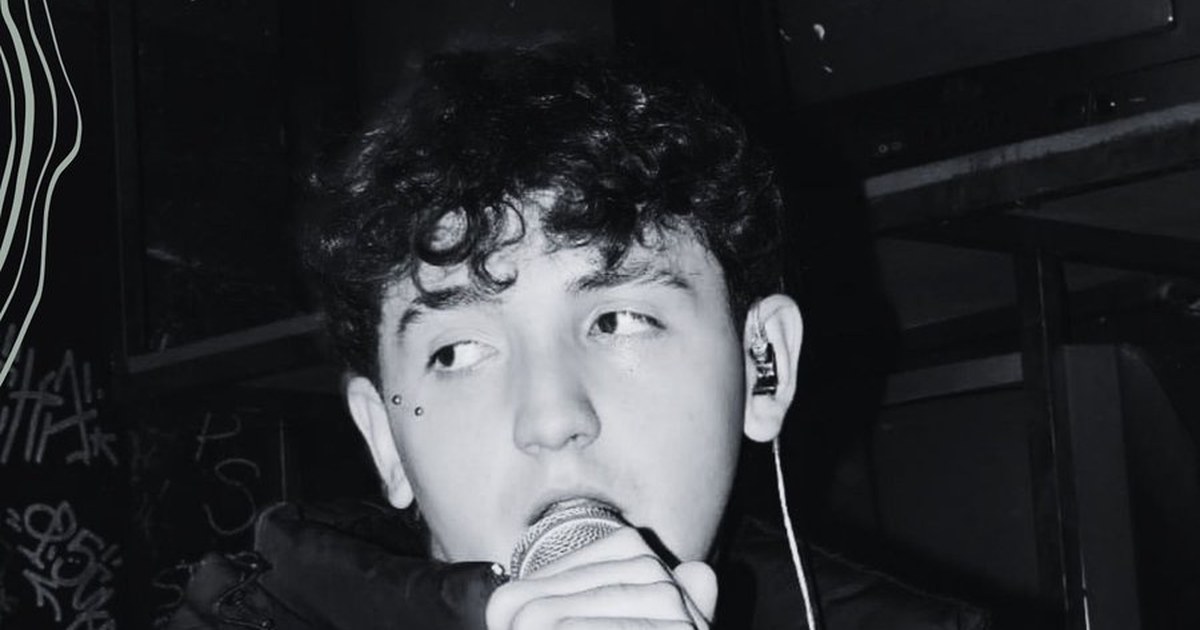 Rvsok cantando en N3 Backstage, foto de Lucardance